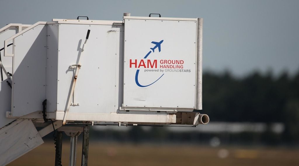 Zwei Reisende am Hamburger Flughafen wegen Haftbefehlen festgenommen