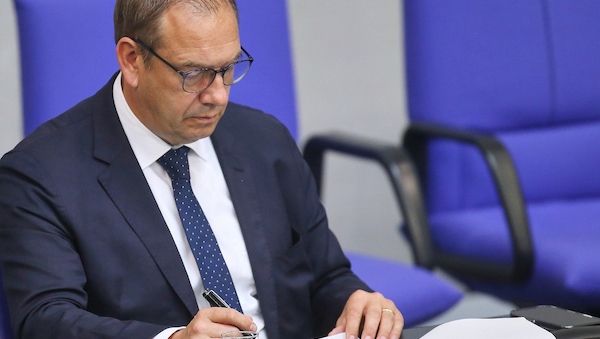 Otte wirft Russland "kriegsähnliche Handlungen" gegen Nato vor