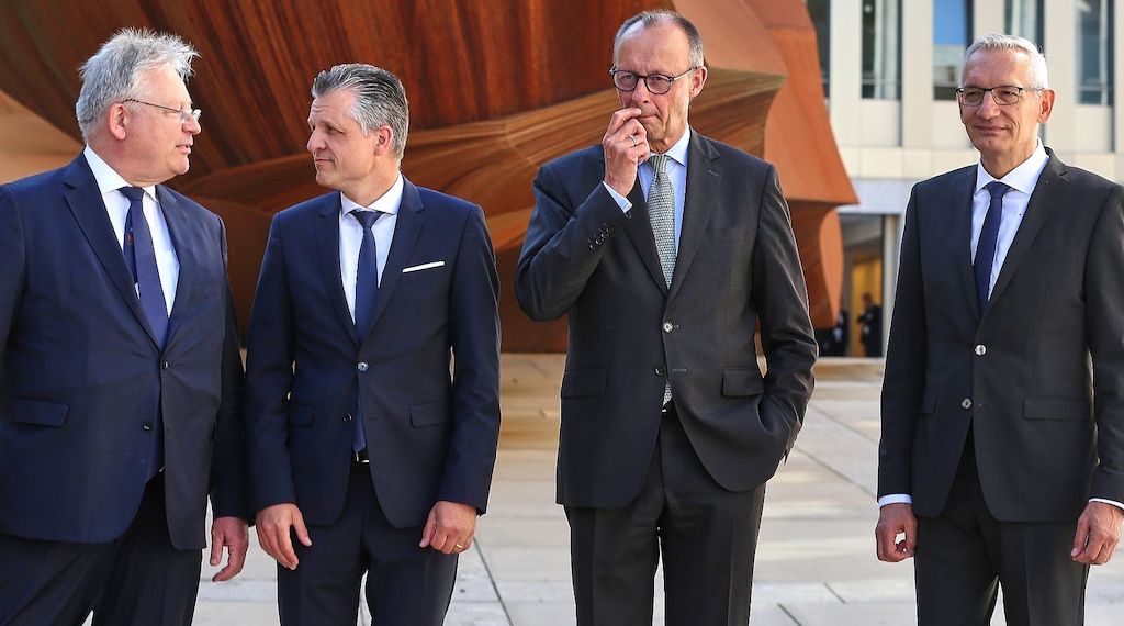 Bundeskanzler beim BND: Täglich Angriffe auf Infrastruktur