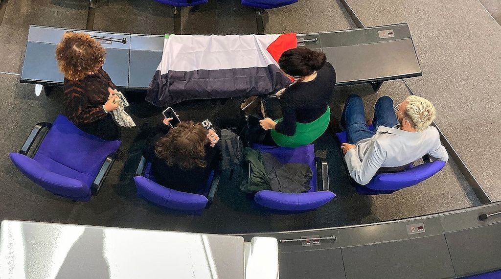 Linken-Abgeordnete wegen Palästina-Flagge aus Bundestag geworfen