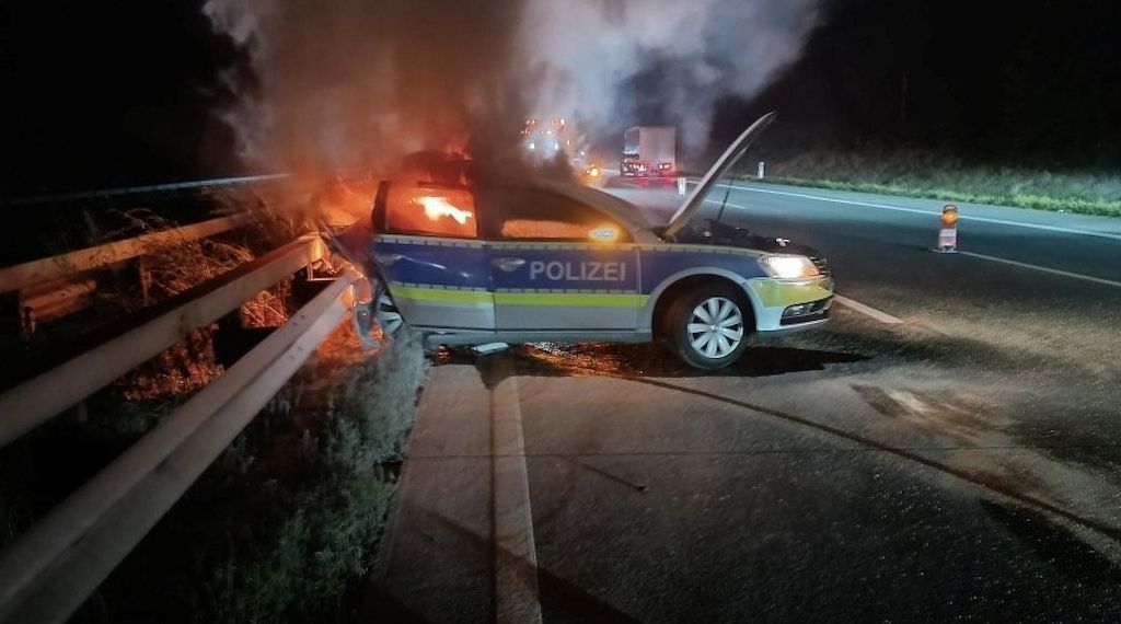 Streifenwagen auf A1 bei Oyten nach Folgeunfall ausgebrannt