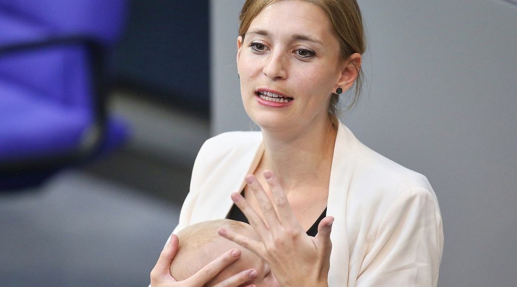 Grünen-Angeordnete hält Rede mit Baby im Bundestag