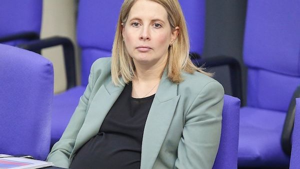 Hubertz will nicht mit Baby im Bundestag reden