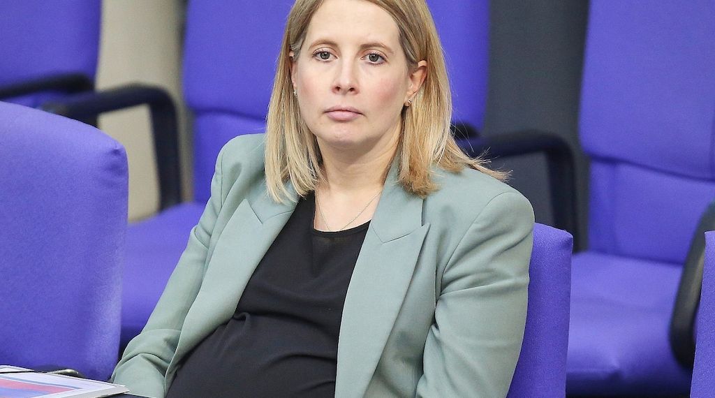 Hubertz will nicht mit Baby im Bundestag reden