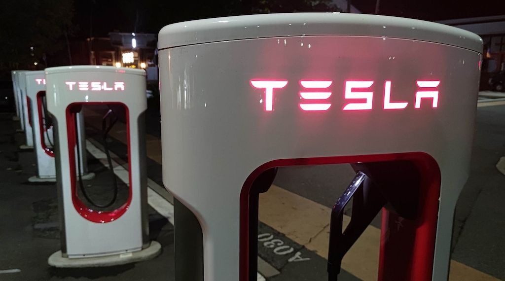 Tesla evakuiert Mitarbeiter nach Brand von Batteriezellen