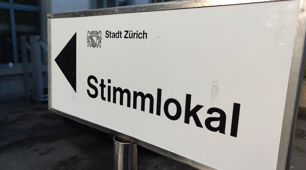 Schweizer stimmen knapp für elektronische ID