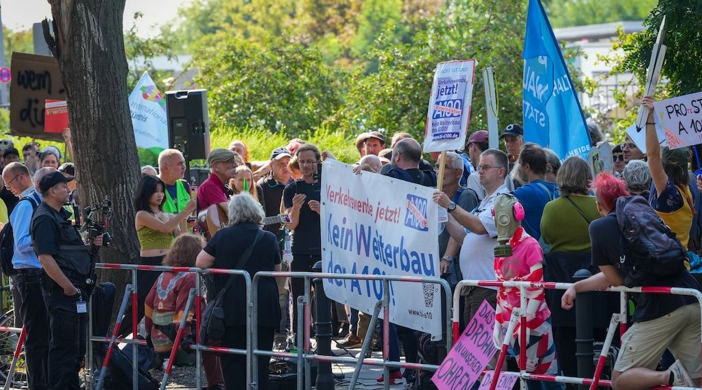 Kleinere Proteste gegen Eröffnung des neuen Berliner-Autobahnstücks