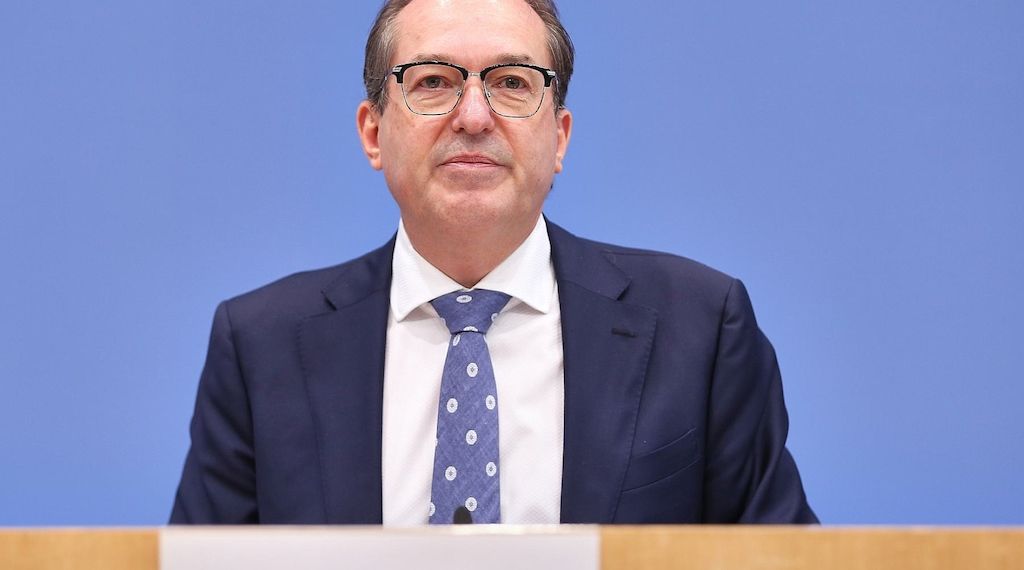 Dobrindt kündigt Offensive gegen hybride Angriffe an