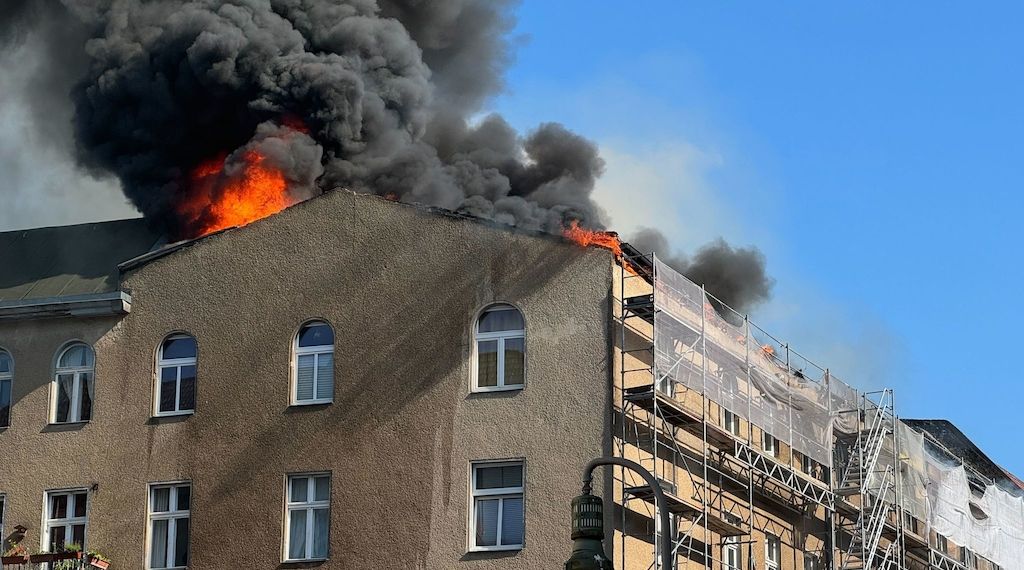 Feuer in Mehrfamilienhaus in Berlin-Schöneberg