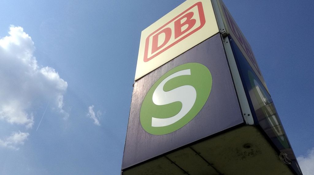 Jugendliche werfen Baumstamm in Leipziger S-Bahn-Haltepunkt