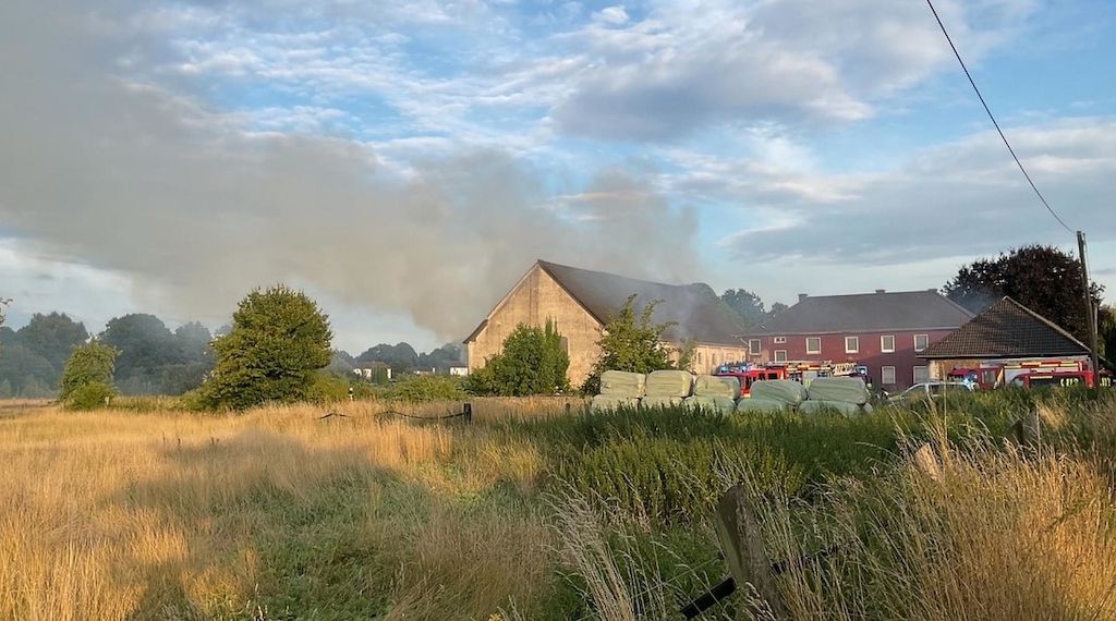 Feuerwehr bekämpft Scheunenbrand in Dortmund-Scharnhorst