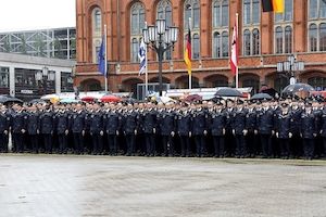 Feierliches Gelöbnis vor dem Roten Rathaus für 460 Auszubildende bei der Berliner-Feuerwehr Bild 1