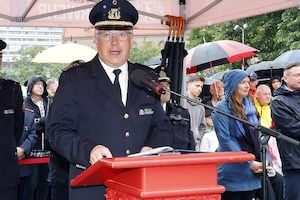 Feierliches Gelöbnis vor dem Roten Rathaus für 460 Auszubildende bei der Berliner-Feuerwehr Bild 3