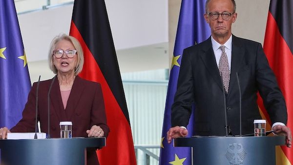 Wirtschaftsweise: Schnitzer übergibt Jahresgutachten an Merz