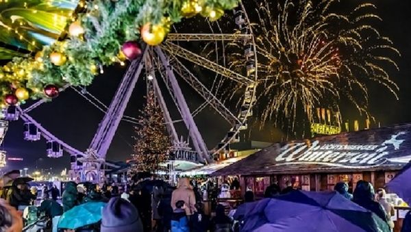 Berliner Feuerwehr trainiert Höhenrettung auf der Lichtenberger Winterzeit