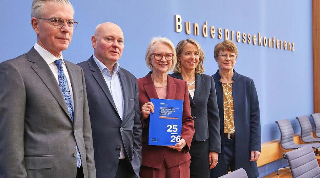 Wirtschaftsweise heben Konjunkturprognose für 2025 leicht an