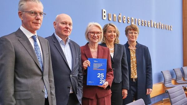 Wirtschaftsweise heben Konjunkturprognose für 2025 leicht an
