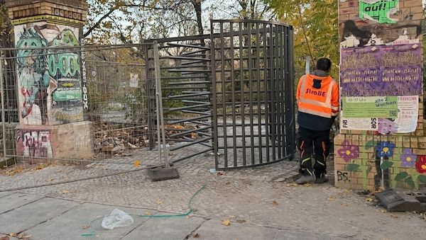 Polizei: Gestohlene Drehtür am Görlitzer Park wieder da