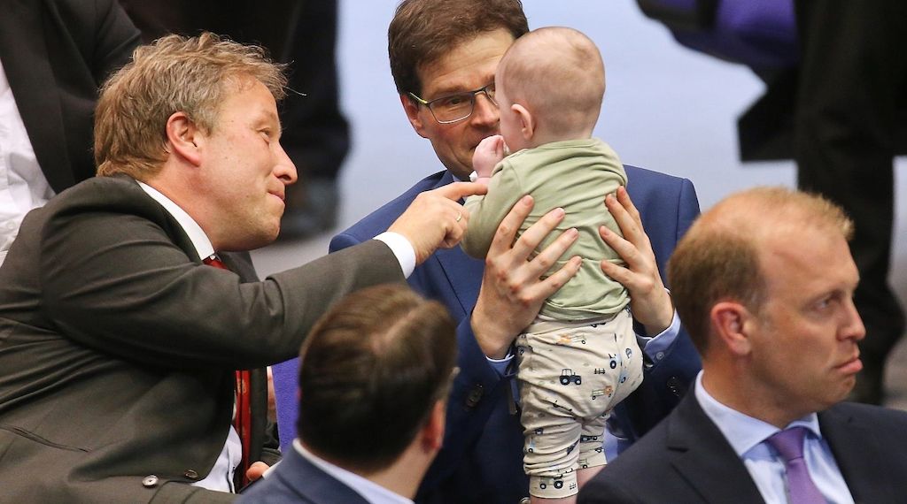 Babys im Bundestag: Klöckner will Abgeordneten mit Kind helfen