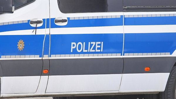 Polizeiwagen in Berlin-Kreuzberg mit Pflasterstein beworfen