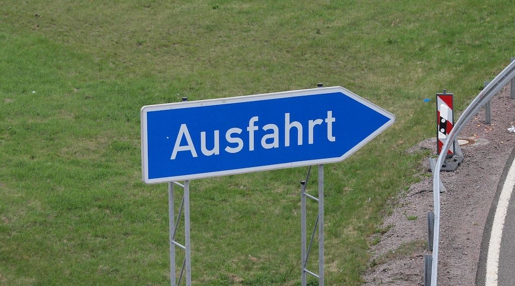 Schwerer Unfall auf A8 bei Stuttgart mit drei Verletzten