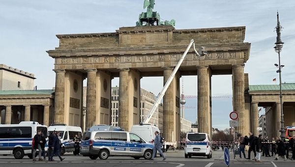 Pro-Palästina-Demonstranten klettern auf Brandenburger Tor