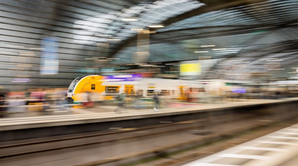 Bahnreisende überwältigen Mann mit Messer im Regionalzug zwischen Erkner und Berlin