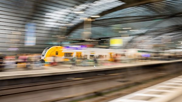 Bahnreisende überwältigen Mann mit Messer im Regionalzug zwischen Erkner und Berlin