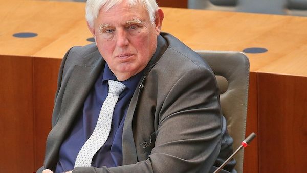 Laumann setzt weiter auf Rauchverbot in Autos