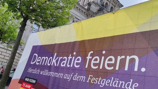 Umfrage: Vertrauen in Demokratie bröckelt