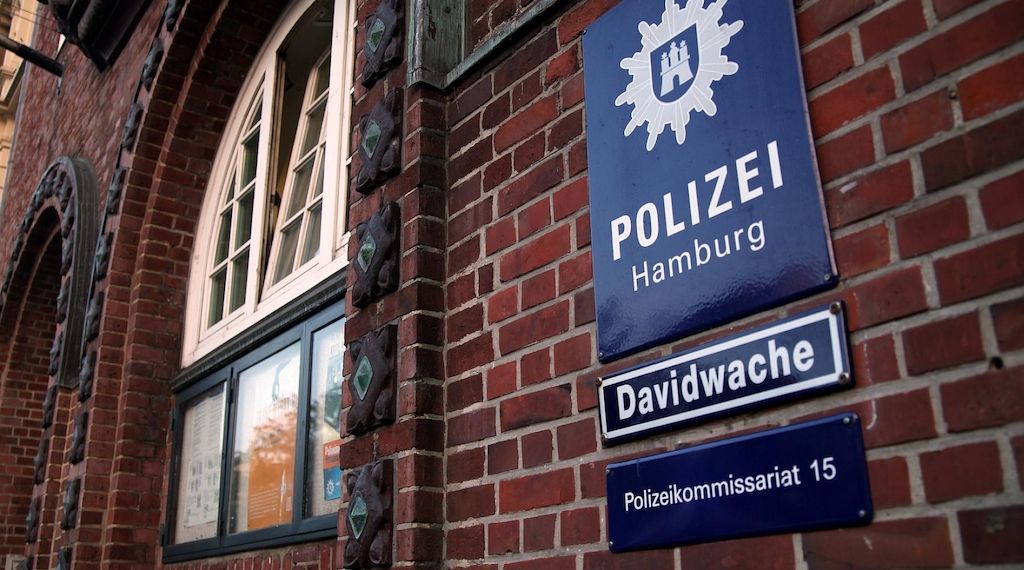 Sieben Personen nach Plagiatsverkauf in Hamburg-St. Georg festgenommen