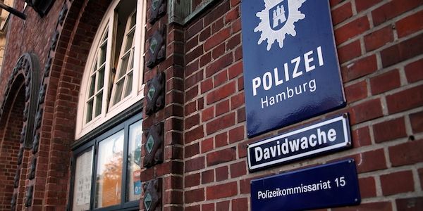 Sieben Personen nach Plagiatsverkauf in Hamburg-St. Georg festgenommen