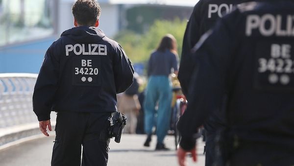 Unbekannte werfen Glasflasche von Brücke auf Auto in Marzahn
