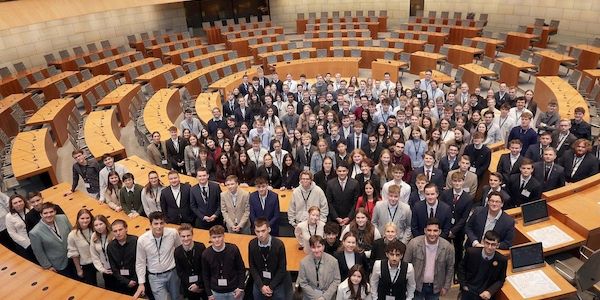 Jugendlandtag beschließt dauerhaftes Jugendparlament in Düsseldorf