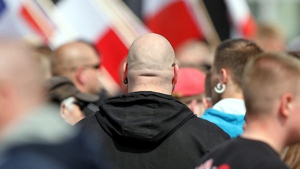 Behörden fahnden nach 535 Rechtsextremisten