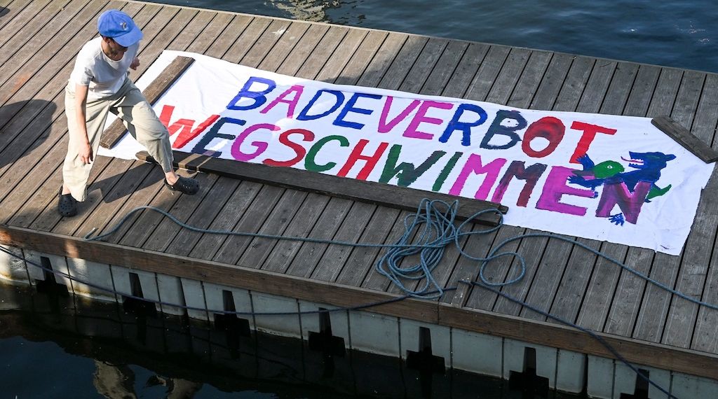 Demo gegen Badeverbot in Spree in Berlin