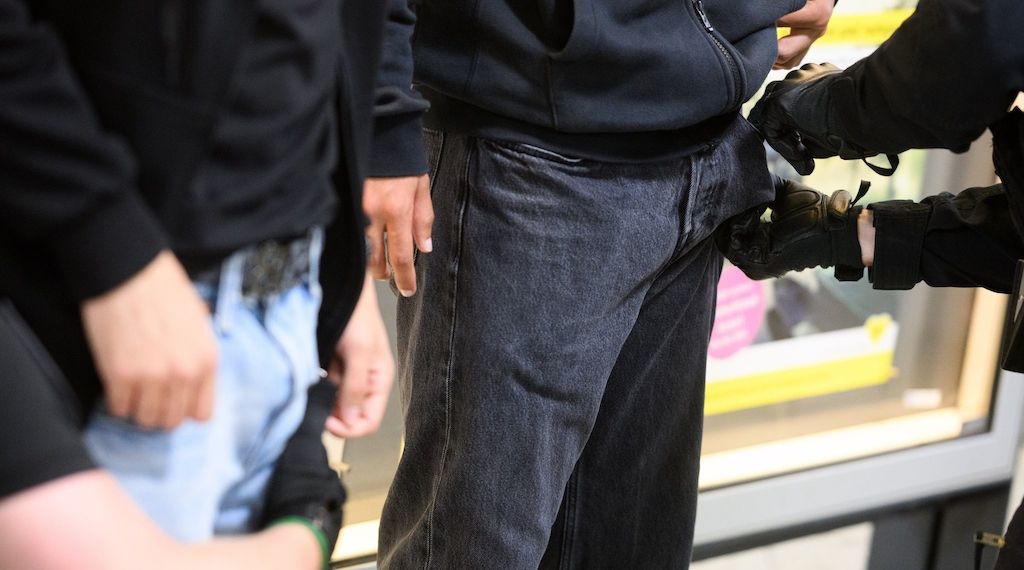 Berlin: Bundespolizisten stellen an Bahnhöfen rund 370 Messer sicher