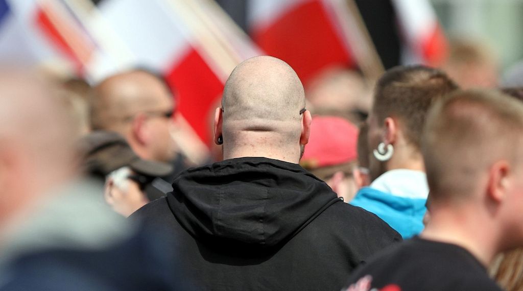 Behörden fahnden nach 535 Rechtsextremisten