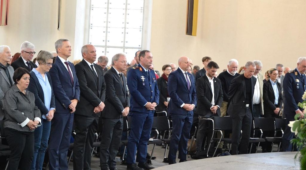 Hessens Innenminister mahnt zum Volkstrauertag zum Einsatz für Demokratie