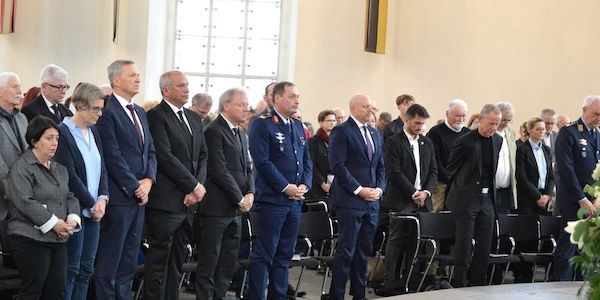 Hessens Innenminister mahnt zum Volkstrauertag zum Einsatz für Demokratie