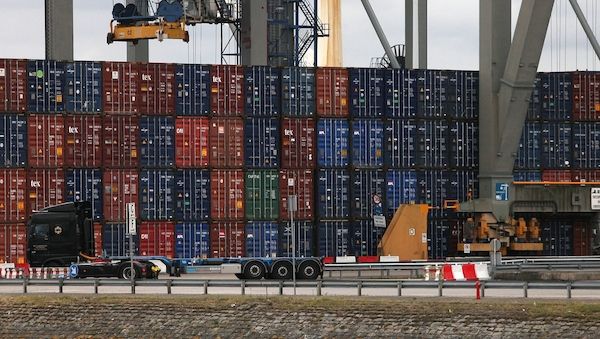 EU-Kommission hebt Konjunkturprognose an