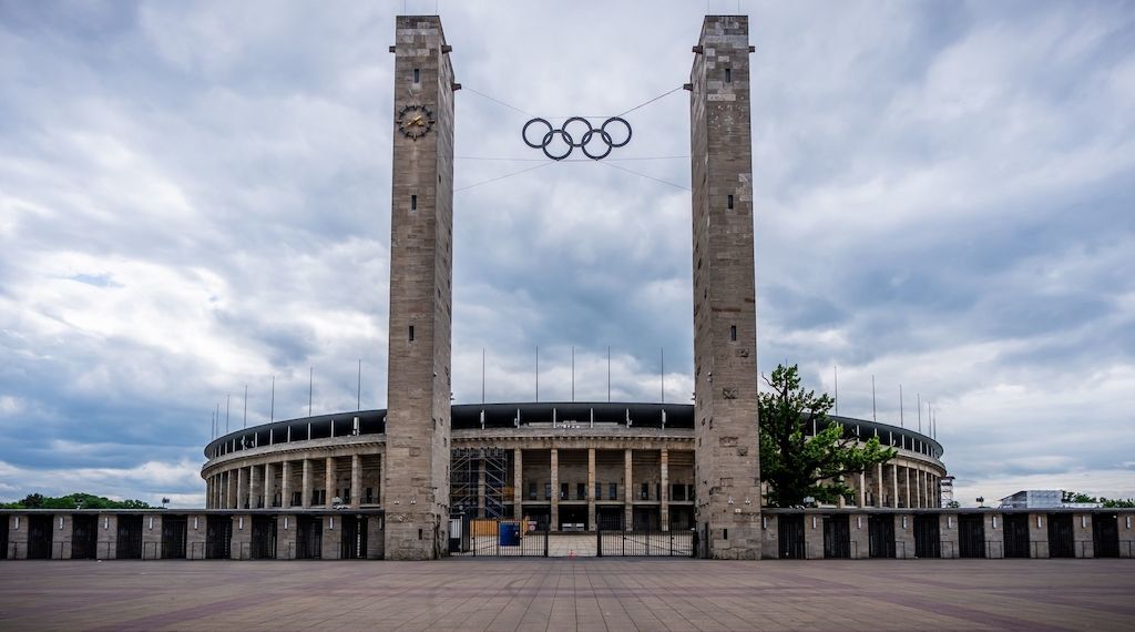 Aktivisten steigen auf das Dach des Berliner-Olympiastadions und hängen Protest-Banner auf