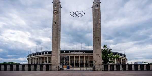 Aktivisten steigen auf das Dach des Berliner-Olympiastadions und hängen Protest-Banner auf