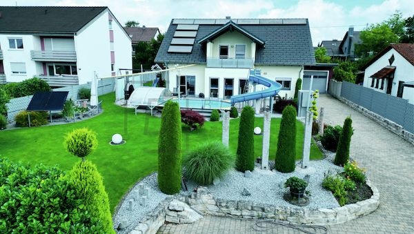 Modernes Einfamilienhaus mit beheiztem Pool: Spitzenenergieeffizienz mit nur 12 kWh/m²