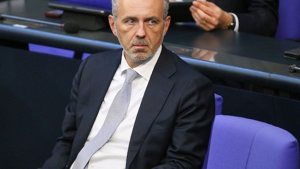 Regierung drängt Industrie zu Investitionen in KI in Deutschland