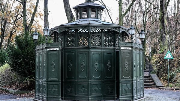 Zum Welttoilettentag feiert Berlin seine historischen Klo-Häuschen
