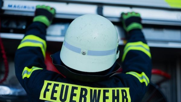 Brand in Lagerhalle mit 35 Booten in Rheinsberg - Schaden in Millionenhöhe