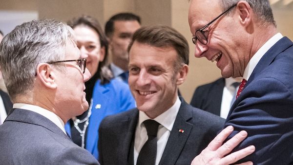 Merz plaudert mit Starmer und Macron beim Abendessen