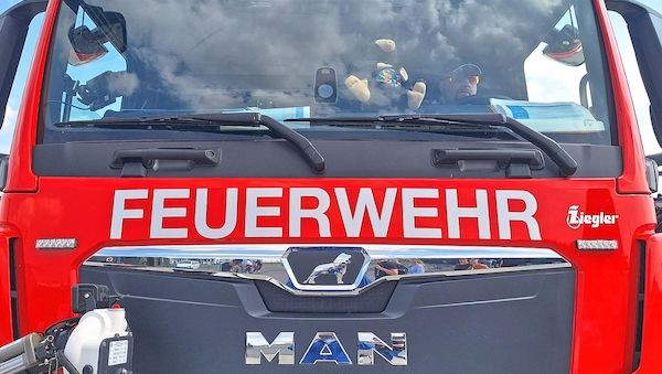 Großbrand in Hamburger Industriehalle erfordert Großeinsatz