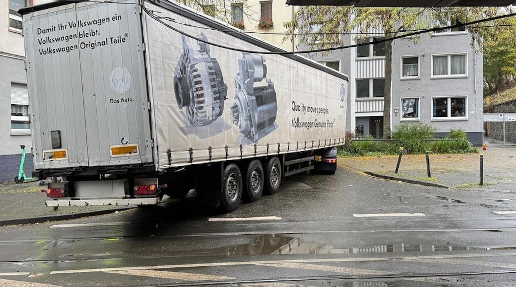 Lkw beschädigt Oberleitung in Dortmund: Stadtbahnverkehr unterbrochen